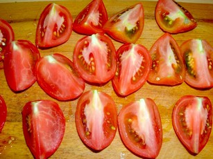 Красные помидоры с чесноком