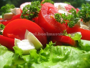Куриный салат с помидорами