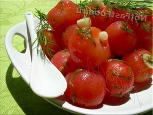 Салат с кальмарами и помидорами