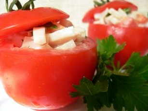 Салат помидоры огурцы сухарики
